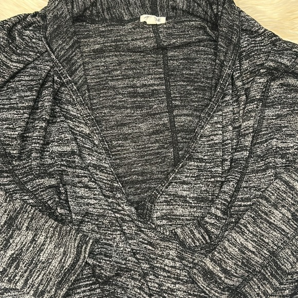 Ardene Gray/Black Cowl Neck Overlapping Stretchy Gym Long-Sleeve in Size Xs-S - Picture 3 of 5